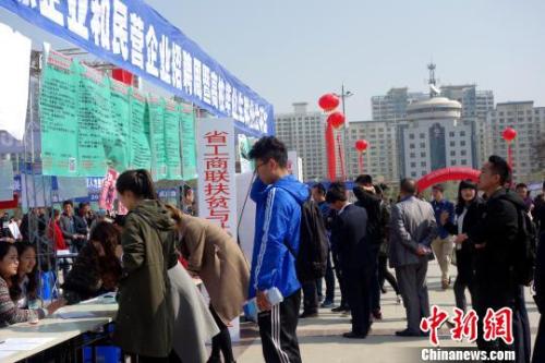 2018年，青海省登记高校毕业生就业率89.3���中藏区六州登记高校毕业生达就业率90���续保持稳中向好的趋势。　孙睿 摄