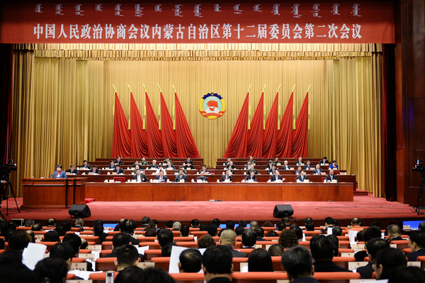 1、1月25日上午，中国人民政治协商会议内蒙古自治区第十二届委员会第二次会议在内蒙古人民会堂开幕。