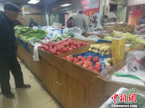 图为北京一家社区超市里的菜摊。  谢艺观 摄