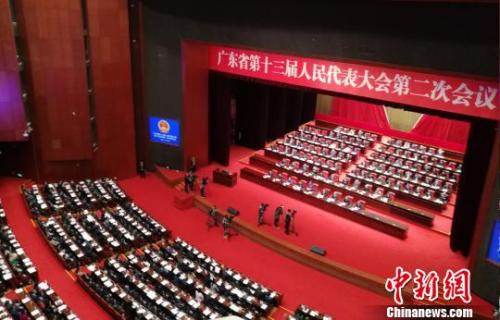 广东省十三届人大二次会议28日上午在广州开幕 程景伟 摄