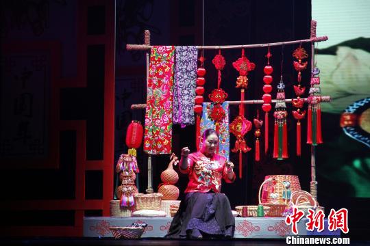 2019年“山东省非物质文化遗产月”1月28日晚在济南启动。图为表演《非遗风采》。　孙宏瑗 摄