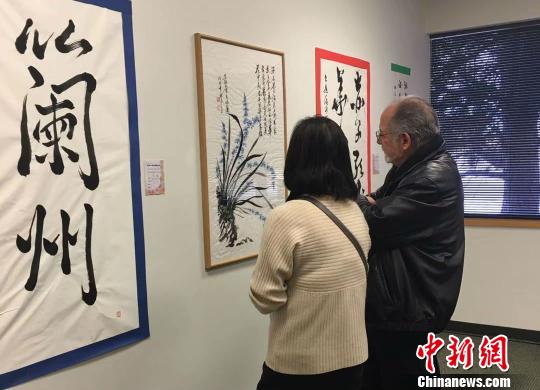 《海外华人写兰州国际书法展》在美国丹佛活动的展览厅一角。　钟欣 摄