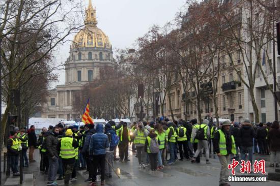 法国黄背心示威者再度抗议 政府将补偿商家损失