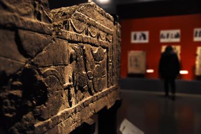 ▲2月6日,参观者在山东博物馆内参观汉代画像艺术展。