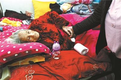 91岁的赵祥瑞老人，如今卧病在床，生活不能自理 摄影 本报记者 黑克