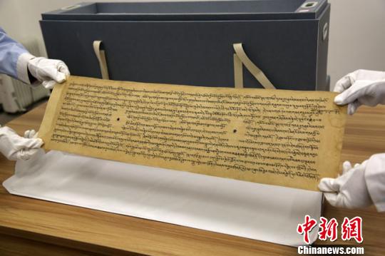 图为完成修复的敦煌唐代藏文写经。　张晓亮 摄