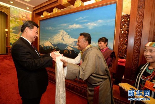3月9日，中共中央总书记、中共中央军委主席习近平参加十二届全国人大一次会议西藏代表团的审议。这是一位代表向习近平献上哈达。 新华社记者马占成 摄