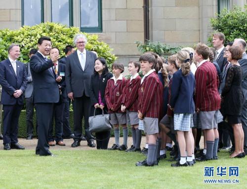 资料图：2014年11月18日，中国国家主席习近平在澳大利亚塔斯马尼亚州与朗塞斯顿市斯科奇－欧克伯恩小学的小学生共同植树。 新华社记者 姚大伟 摄