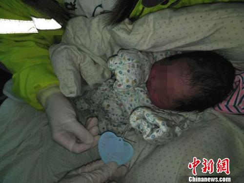 2℃的夜里，这名小小的男婴显得十分可怜。公安提供 公安提供 摄