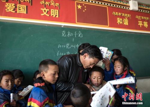 教师正在为孩子讲学。中新社记者 刘关关 摄