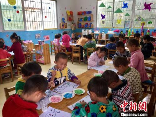 孩子在学校上课。刘鹏 摄