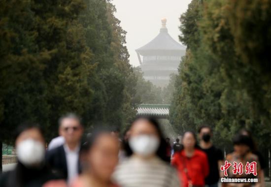 资料图：雾霾笼罩下的北京天坛祈年殿。 <a target='_blank' href='http://www.chinanews.com/'>中新社</a>记者 张宇 摄