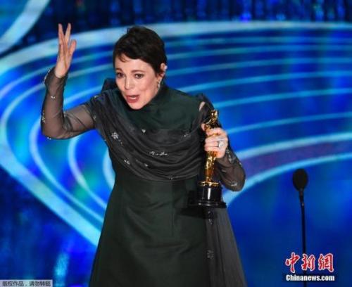 奥利维亚·科尔曼凭借在电影《宠儿》里的传神演绎，首次提名即获奖。同时，著名女演员格伦·克洛斯第七次陪跑，仍无收获。