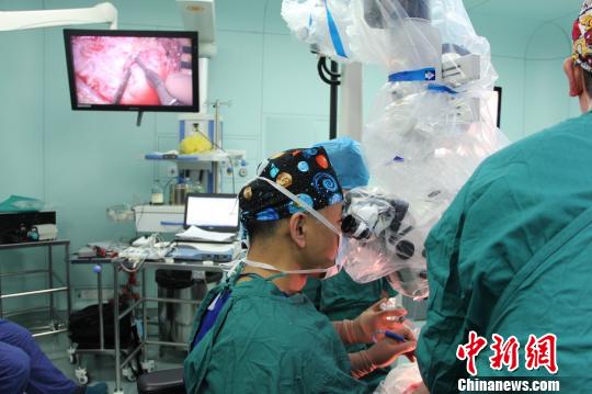 上海医学专家成功实施人工听觉脑干植入