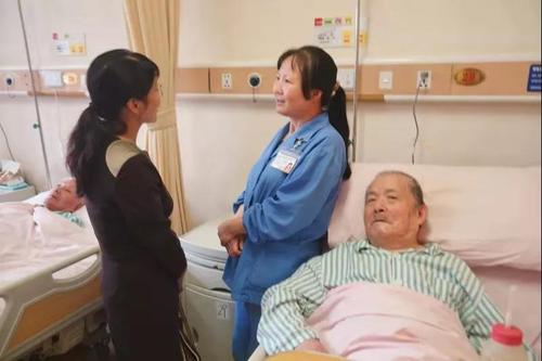 贺丹在上海调研养老院时了解护理员的收入状况