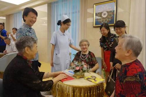 贺丹（后排右一）在上海市第一社会福利院调研
