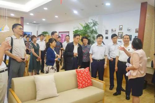 贺丹（前排左二）在上海市第一社会福利院调研