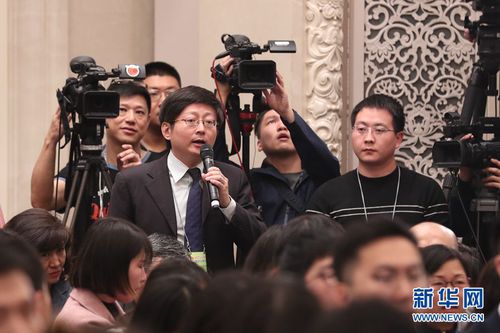 图为香港大公文汇传媒集团记者提问。新华网 中国政府网 马娟 摄