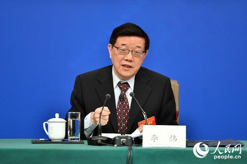 全国政协常委李伟回答记者提问 人民网记者 于凯 摄