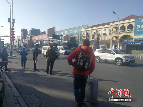 2月20日，燕郊售楼一条街上，发放楼盘广告传单的人随处可见。<a target='_blank' href='http://www.chinanews.com/' >中新网</a>记者 邱宇 摄