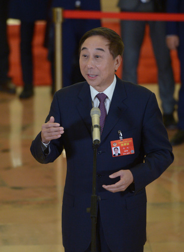 3月9日，全国政协十三届二次会议在北京人民大会堂举行第二次全体会议。这是全国政协委员冯巩在“委员通道”接受采访。