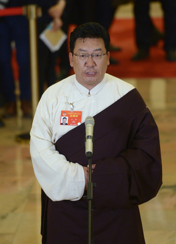3月9日，全国政协十三届二次会议在北京人民大会堂举行第二次全体会议。这是全国政协委员扎西在“委员通道”接受采访。