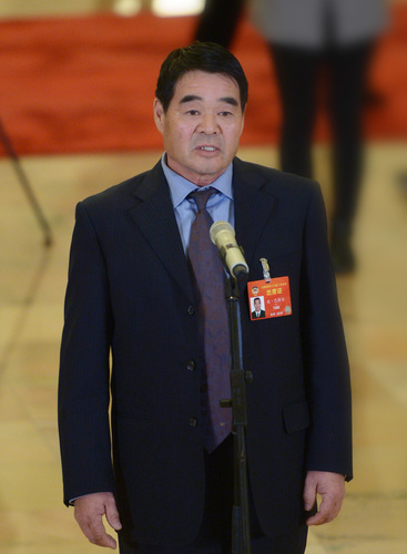3月9日，全国政协十三届二次会议在北京人民大会堂举行第二次全体会议。这是全国政协委员廷·巴特尔在“委员通道”接受采访。