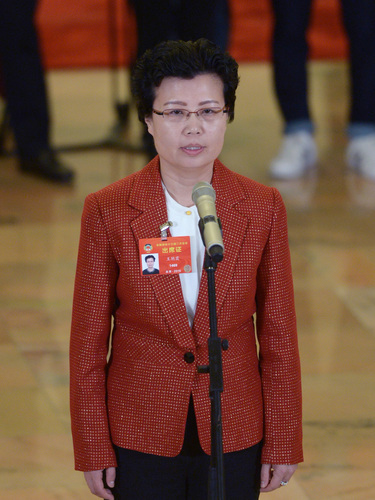 3月9日，全国政协十三届二次会议在北京人民大会堂举行第二次全体会议。这是全国政协委员王艳霞在“委员通道”接受采访。