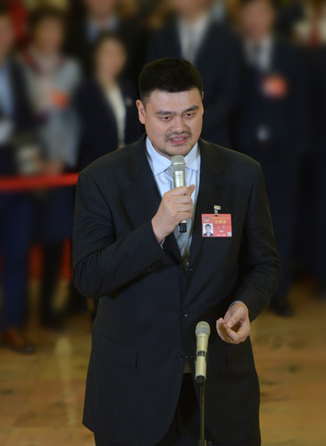 3月9日，全国政协十三届二次会议在北京人民大会堂举行第二次全体会议。这是全国政协委员姚明在“委员通道”接受采访。