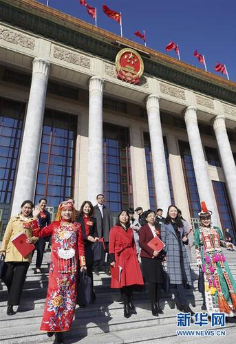 　　3月15日，第十三届全国人民代表大会第二次会议在北京人民大会堂举行闭幕会。这是闭幕会后，代表走出人民大会堂。 新华社记者 陈晔华 摄
