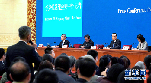 　　3月15日，国务院总理李克强在北京人民大会堂会见采访十三届全国人大二次会议的中外记者并答记者问。 新华社记者 王毓国 摄