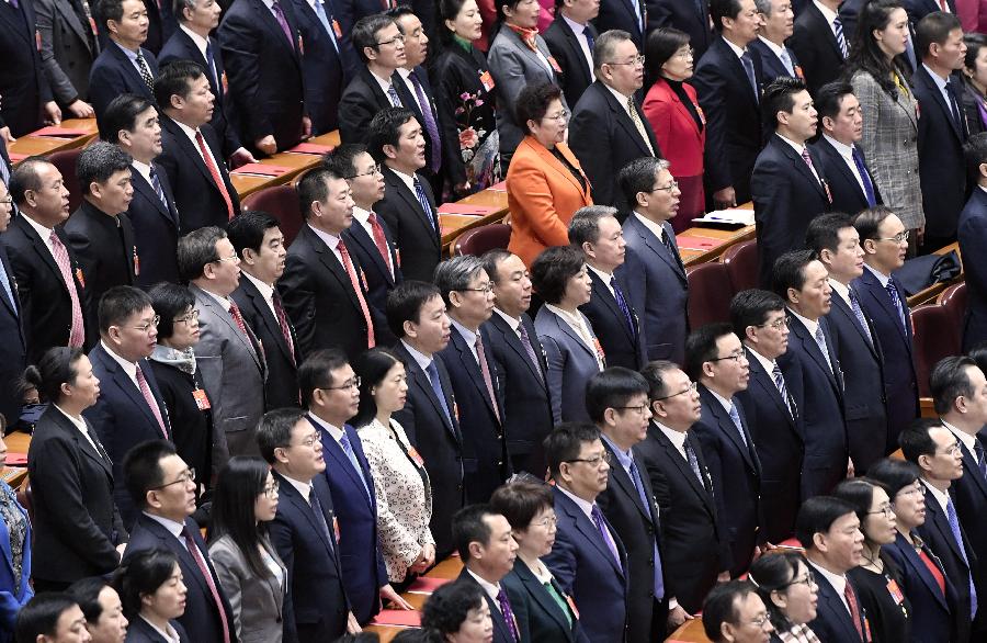 3月15日，第十三届全国人民代表大会第二次会议在北京人民大会堂举行闭幕会。这是代表在唱国歌。 新华社记者 高洁 摄