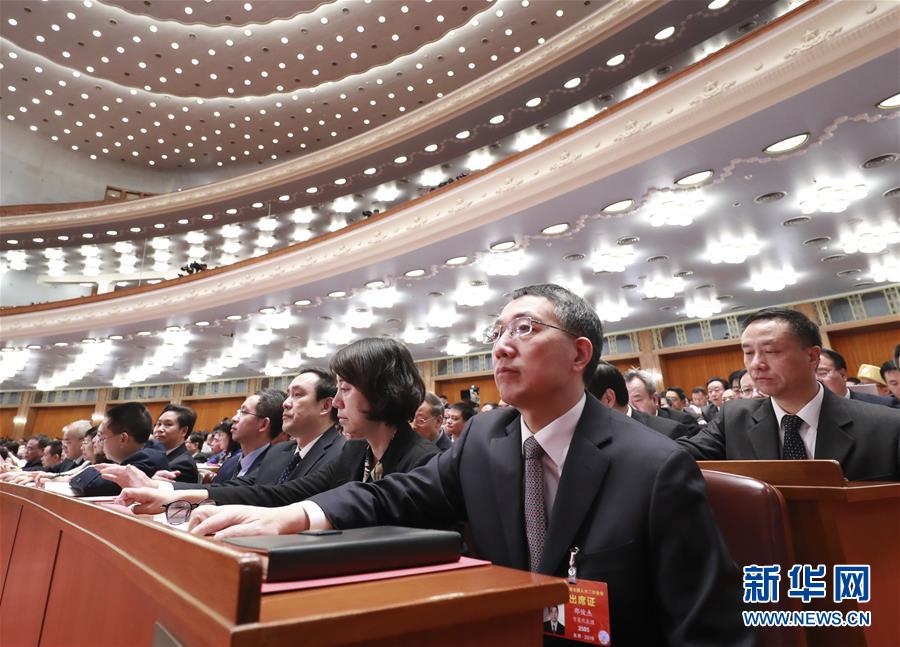 3月15日，第十三届全国人民代表大会第二次会议在北京人民大会堂举行闭幕会。这是代表在表决。 新华社记者 庞兴雷 摄