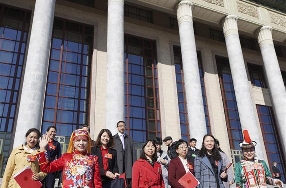 3月15日，第十三届全国人民代表大会第二次会议在北京人民大会堂举行闭幕会。这是闭幕会后，代表走出人民大会堂。 新华社记者 陈晔华 摄