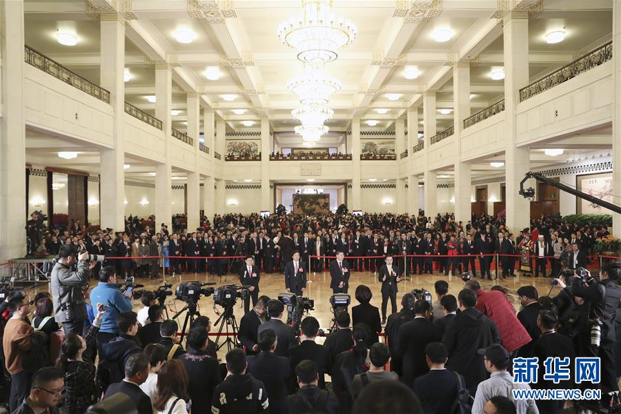 3月15日，十三届全国人大二次会议在北京人民大会堂举行闭幕会。这是全国人大代表崔根良、雷军、汤亮、丁世忠（从左至右）在“代表通道”接受采访。 新华社记者金立旺摄