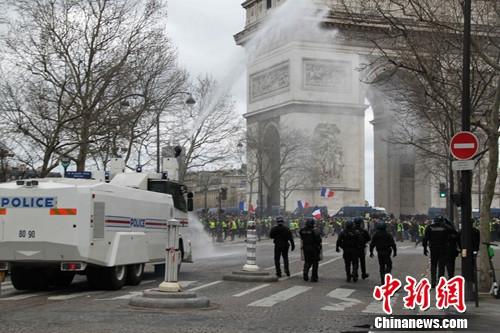 巴黎大规模示威重演暴力冲突