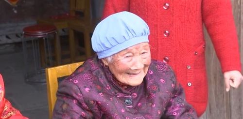 弟弟过百岁生日 102岁姐姐送红包上门祝寿