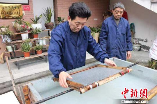 庄富泉正在制作竹纸。　彭晓霞 摄