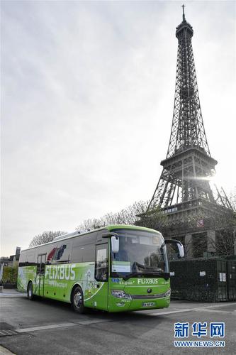 这是2018年4月10日在法国巴黎拍摄的中国宇通电动客车。这辆59座电动客车在法国巴黎至亚眠的城市间长途客运线路上运营。 新华社记者 陈益宸 摄