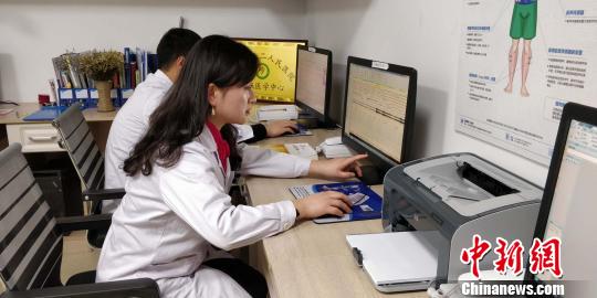 贵州省第二人民医院睡眠医学中心医务人员在对睡眠监测图判图 曾实 摄