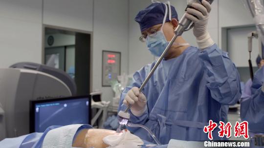 在适宜的病人中，机器人手术能达到胸腔镜手术相同的手术效果，且具有明显优势。医院供图