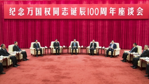 3月26日，纪念万国权同志诞辰100周年座谈会在北京举行。中共中央政治局常委、全国政协主席汪洋出席座谈会，并在会前会见了万国权同志亲属。