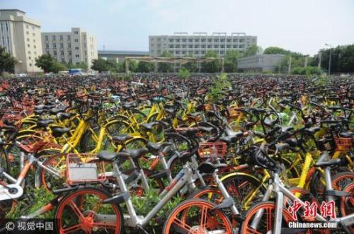 资料图：上万辆共享单车堆满合肥一操场。图片来源：视觉中国