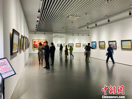 此次共展出150余幅俄罗斯油画。　刘锡菊 摄
