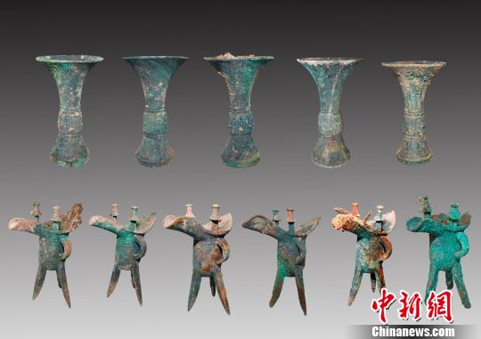 出土器物主要有青铜器、陶器、玉器、骨器等，其中在觚、爵、铙、卣、斝、盉上发现有族徽铭文。山西省考古研究所 提供