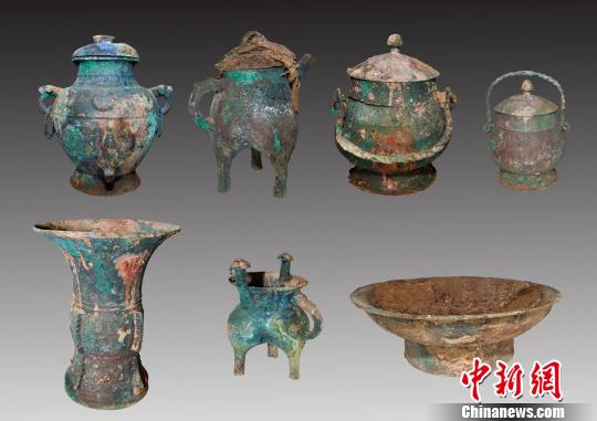 出土器物主要有青铜器、陶器、玉器、骨器等，其中在觚、爵、铙、卣、斝、盉上发现有族徽铭文。山西省考古研究所 提供