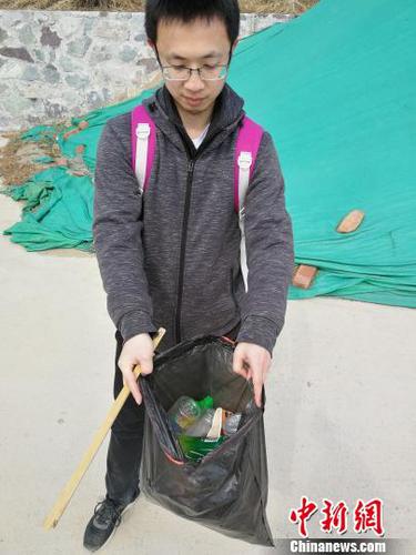 还北京青山绿水航天人开展“捡垃圾登山”活动　