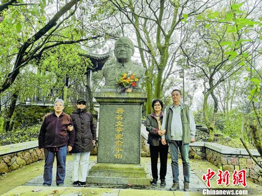 俞平伯的外孙女们在俞平伯纪念铜像前合影留念 沈晓颜 摄