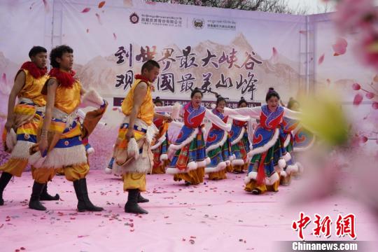 图为4月1日，开幕式上的西藏特色舞蹈表演。　张守国 摄