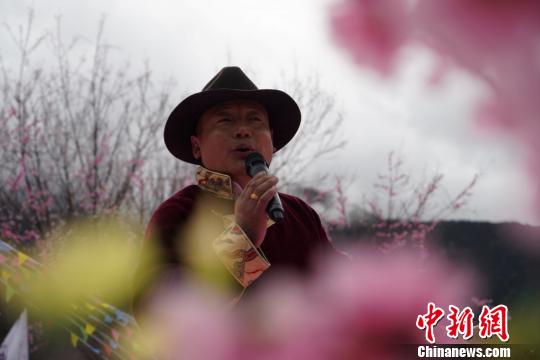 图为4月1日，大峡谷景区员工德拥扎西在开幕式上演唱《相约林芝》。　张守国 摄